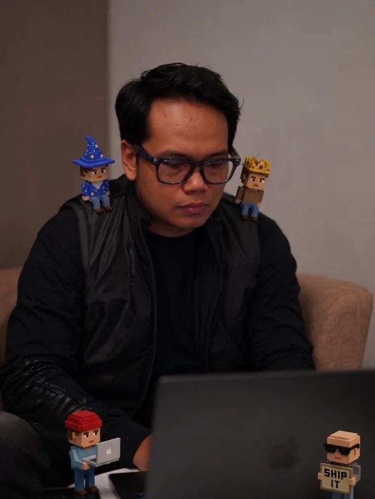 Bram bekerja di depan laptop, dengan empat figur kecil agent AI di sekitarnya
